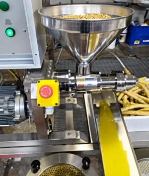 L'Impianto Pilota di Pressatura Semi è costituito da una camera a doghe in cui ruota una vite senza fine che spreme i semi, introdotti dalla tramoggia di carico, contro le pareti esterne e dalle cui fenditure defluisce l’olio.